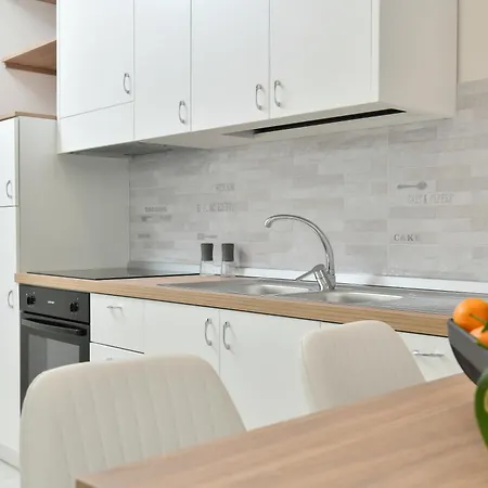Andre' , Apartment *